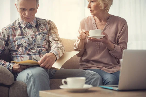 Old couple preparing their will — Stock Photo, Image