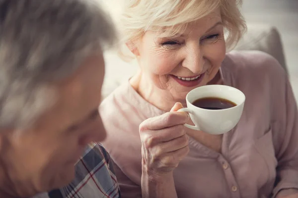 Удовлетворенная пожилая женщина пьет чай — стоковое фото