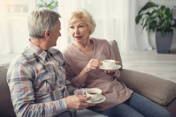 Mature people chatting while drinking tea — Stock Photo, Image