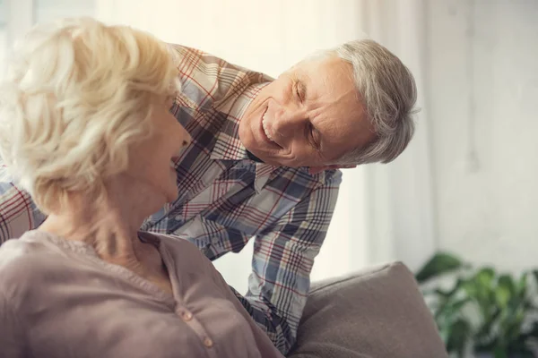 Feliz pareja madura mirándose a los ojos — Foto de Stock