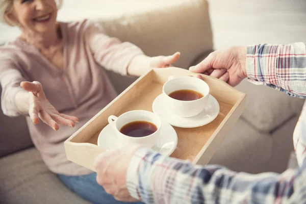 Esposo sirviendo desayuno a anciana — Foto de Stock