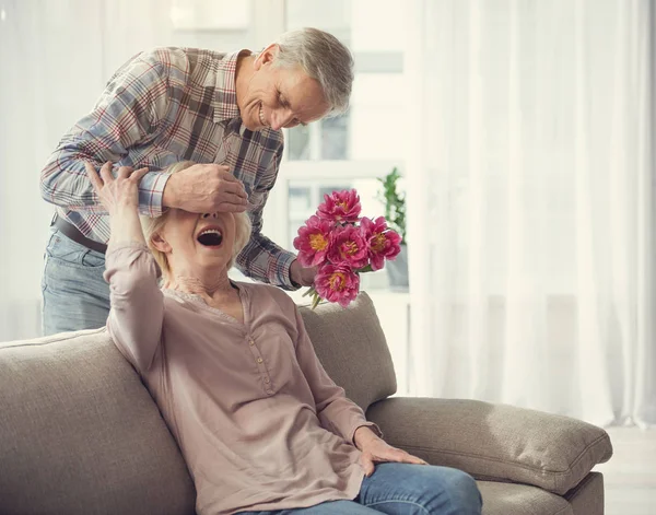 Viejo sorprendiendo a su esposa asombrada — Foto de Stock