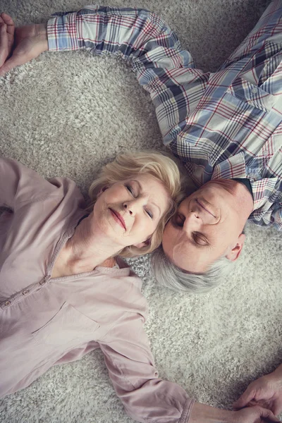 Yerde yatarken emekliler rahatlatıcı — Stok fotoğraf