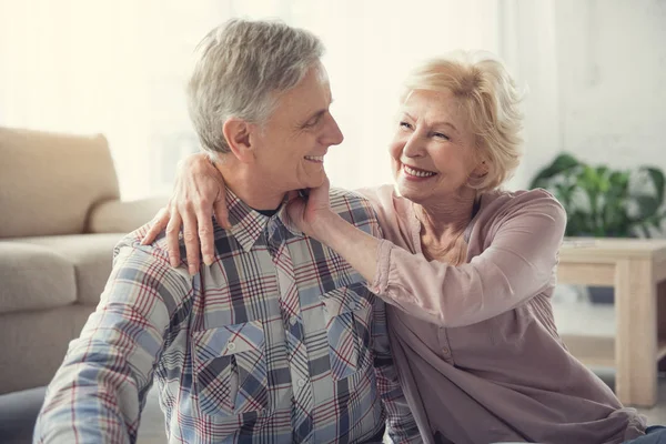 Felices pensionistas teniendo un amor sin fin — Foto de Stock