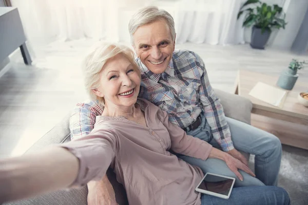 Abrazando a los jubilados felices haciendo selfie — Foto de Stock