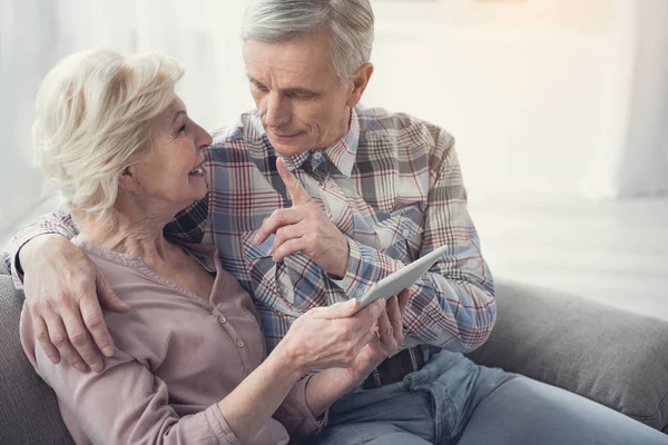 Elskede senior par bruger tid i kommunikation - Stock-foto