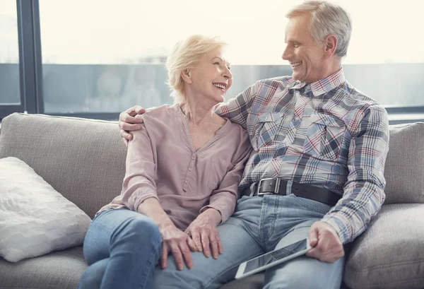 Liefdevolle ouderen samen tijd doorbrengen — Stockfoto