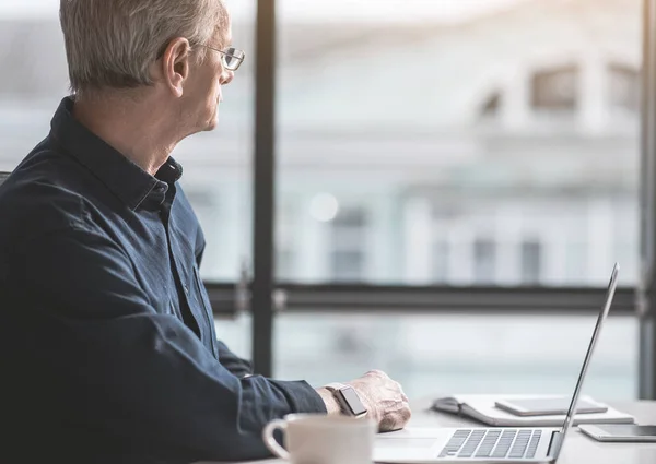 Pensive senior male employee watching at street — Stock Photo, Image