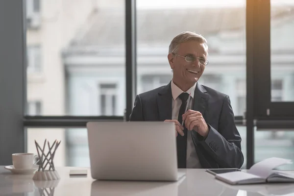 Skrattande pensionera manliga arbetare att skriva i gadget — Stockfoto