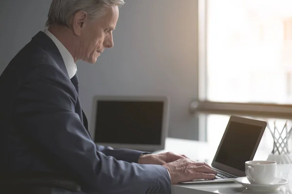 Ostörd senior hane med laptop — Stockfoto