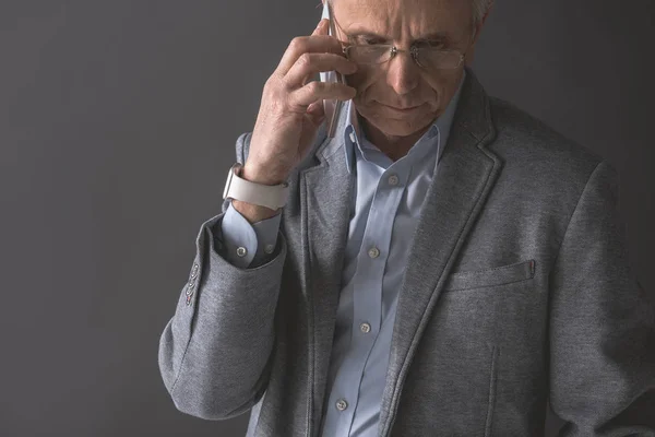 Spokojny stary biznesmen rozmawia przez telefon komórkowy — Zdjęcie stockowe