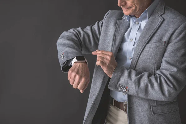 Gelukkig senior man tijd op arm controleren — Stockfoto