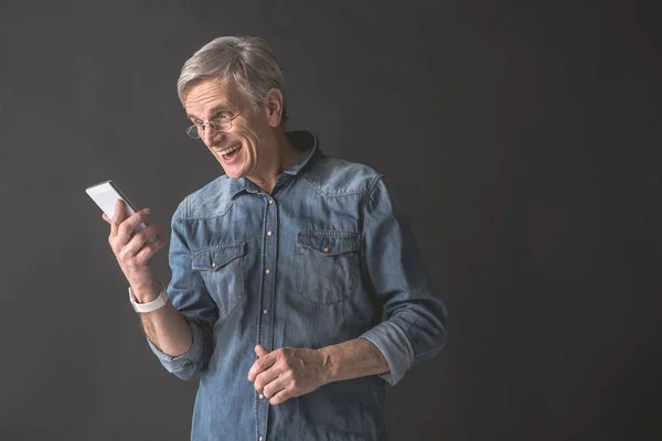 Strahlendes reifes Männchen mit modernem Handy — Stockfoto