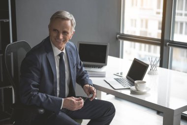 Ofiste çalışan giden olgun işadamı