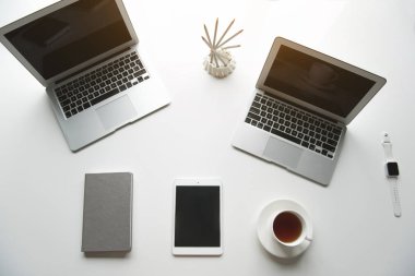 Gadget'lar ve defterini masada