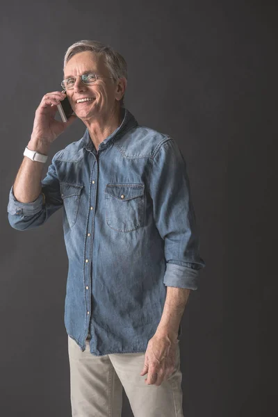 Щасливий старий чоловік розмовляє по телефону — стокове фото