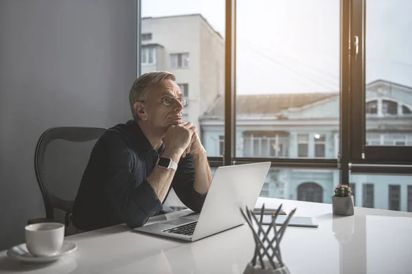 Zamyšlený starší muž má práci s přístroji — Stock fotografie