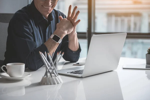 Cheerful senior businessman typing in laptop — Stock Photo, Image