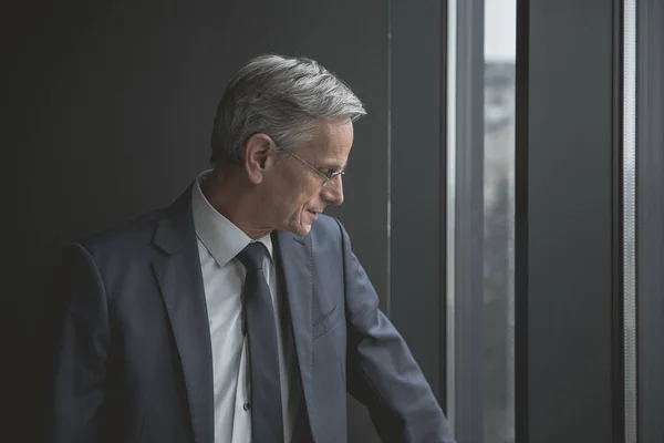 Glücklich reif situating im büro — Stockfoto