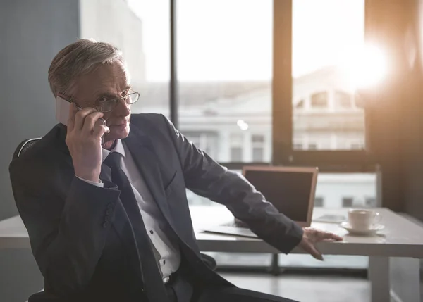 Fokuserade senior affärsman tala via telefon — Stockfoto