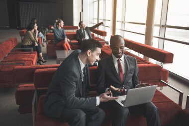 İki neşeli arkadaşları onların molası sırasında dinlenme