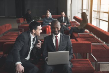 Mutlu işçiler eğlence salonu odaya sahip