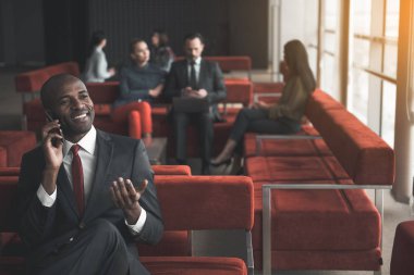 İletişimsel genç adam eğlence