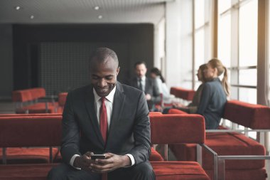 Mutlu genç adam Gadget'ı kullanma