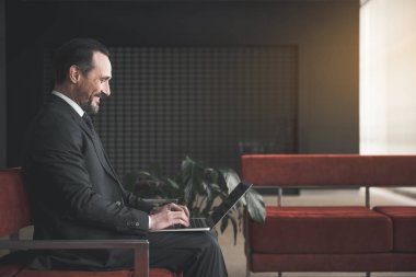 Mutlu erkek meslektaşları tarafından internet ile sohbet