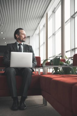 Sakin zarif adam salon içinde çalışma