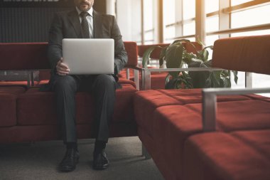 Diz üstü kullanarak ciddi şık erkek