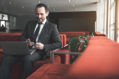 Neşeli beyefendi modern araçları kullanma