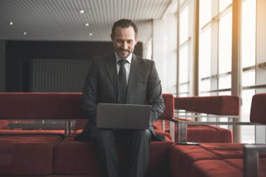 Akıllı erkek modern teknolojiler kullanarak