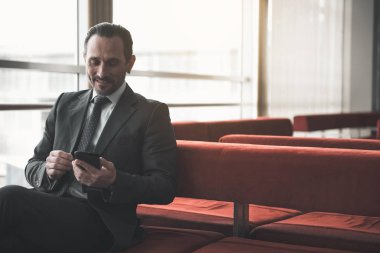 Erkek rahatlatıcı lounge Bölgesi'nde orta yaşlı