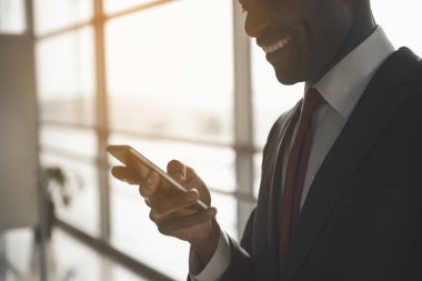 Neşeli yetişkin adam Gadget'ı kullanma