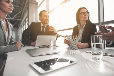 Neşeli arkadaşları resmi konuşmayı