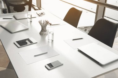 İşçilerin öğelerle konferans mobilya