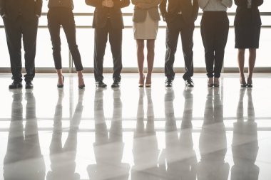 Ofis personeli resmi kıyafeti içinde bacaklar