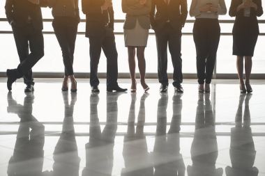 Kahve molası sırasında çalışanların alt beden