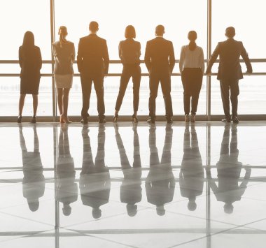 Takım çalışanların konferans salonunda bekliyor