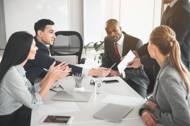 Çalışanın şirket stratejisi kağıt üzerinde ayarlama