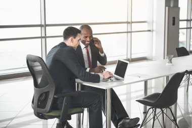 İş ortakları anlaşmaları sırasında araçları kullanma