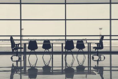 Panoramik pencere yakınındaki ofis mobilyaları