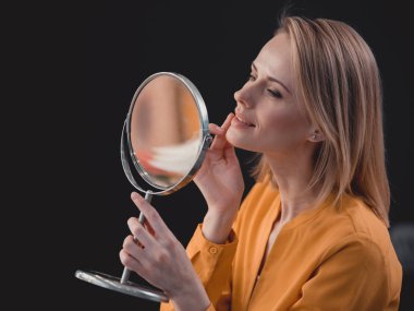 Mutlu kız yansıma izlerken