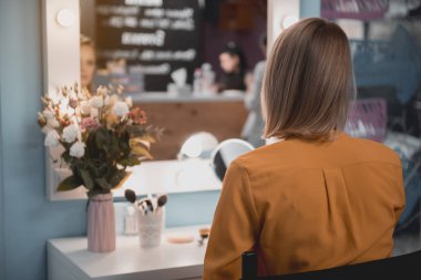 Yansıma kapalı izlerken kadın