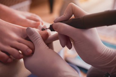 Parmakları dikkat çekici eller