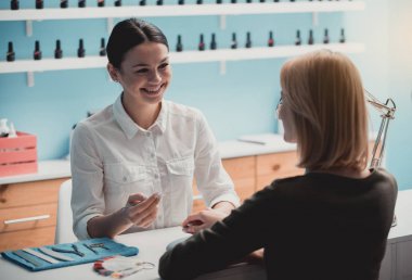 Giden ana salonda ziyaretçi ile söylüyorum