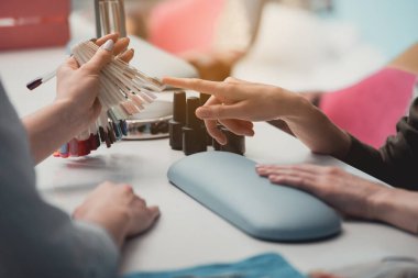 El işaret parmağı tırnak paleti