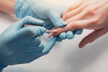 Kadın manikürcü el boyama çivi