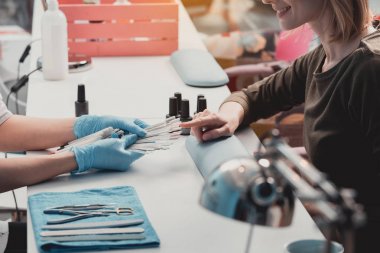 Palette memnun kadın işaret feigner